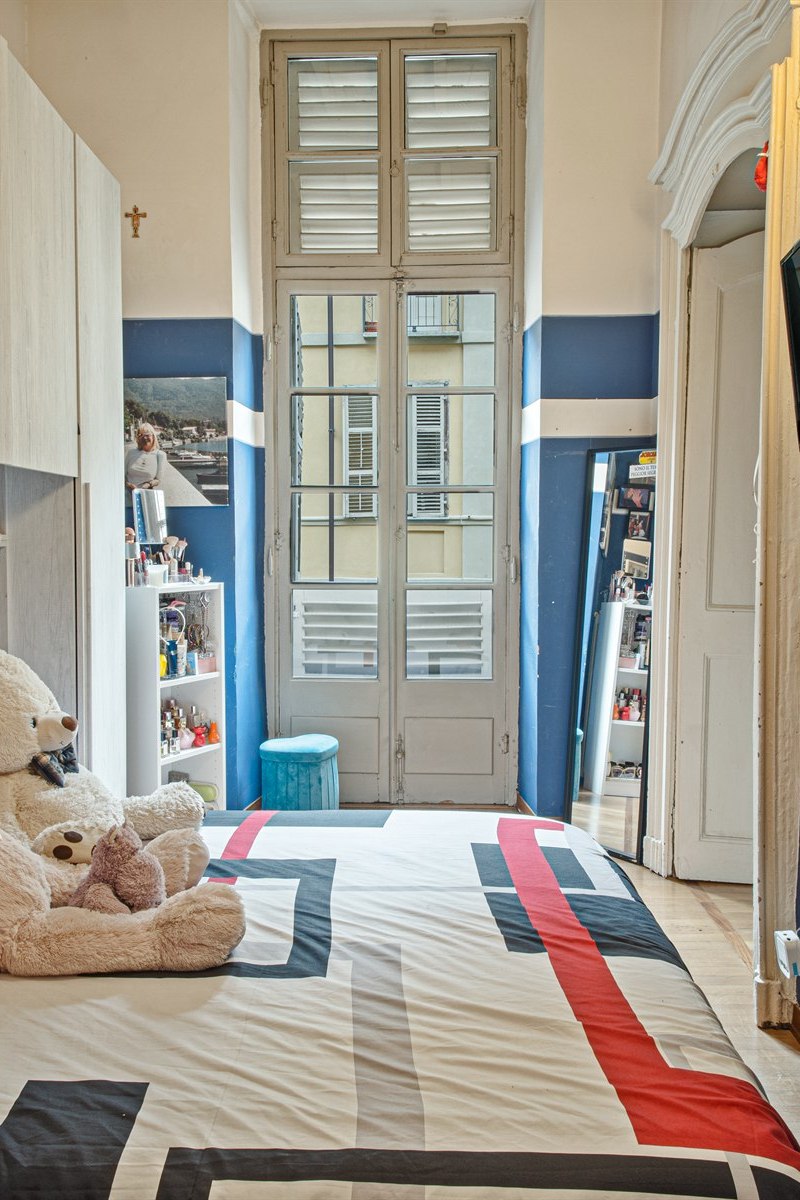 Camera da letto con parete blu