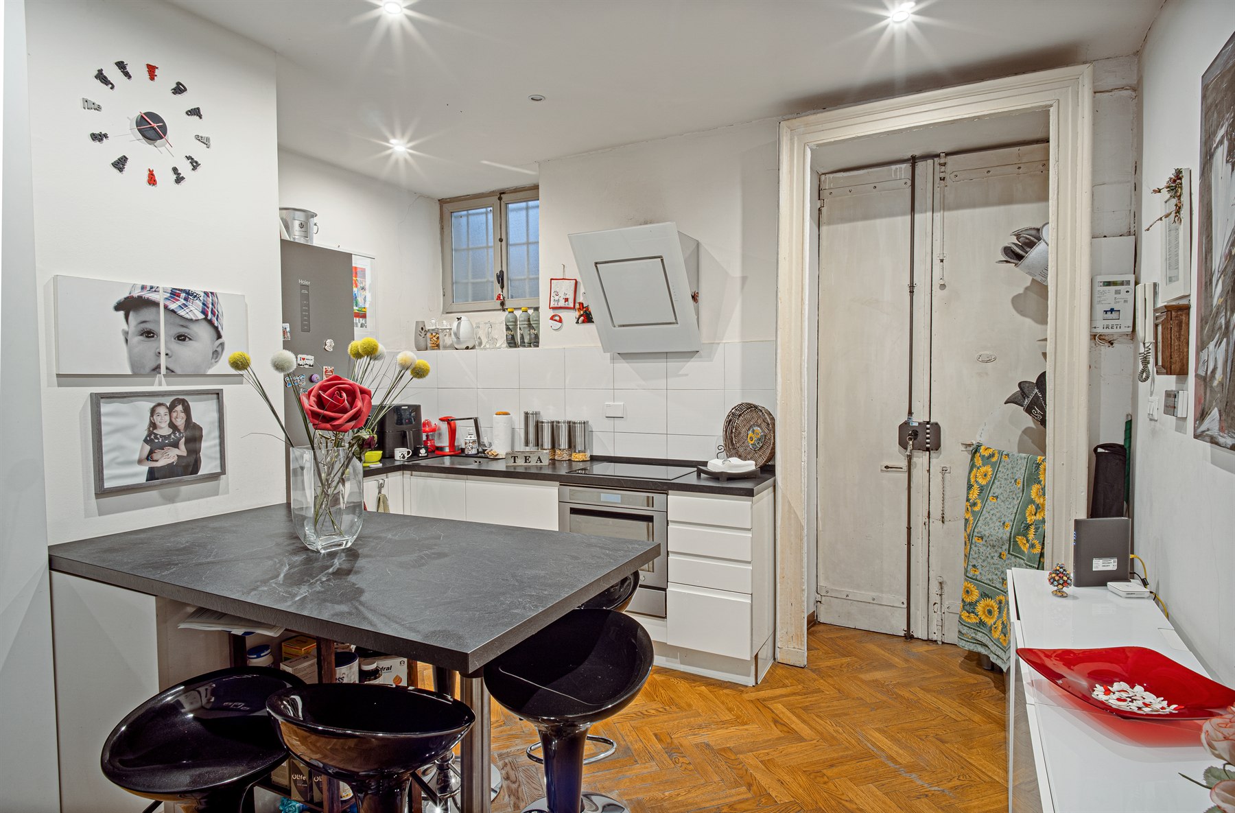 Cucina con piano di lavoro e zona pranzo