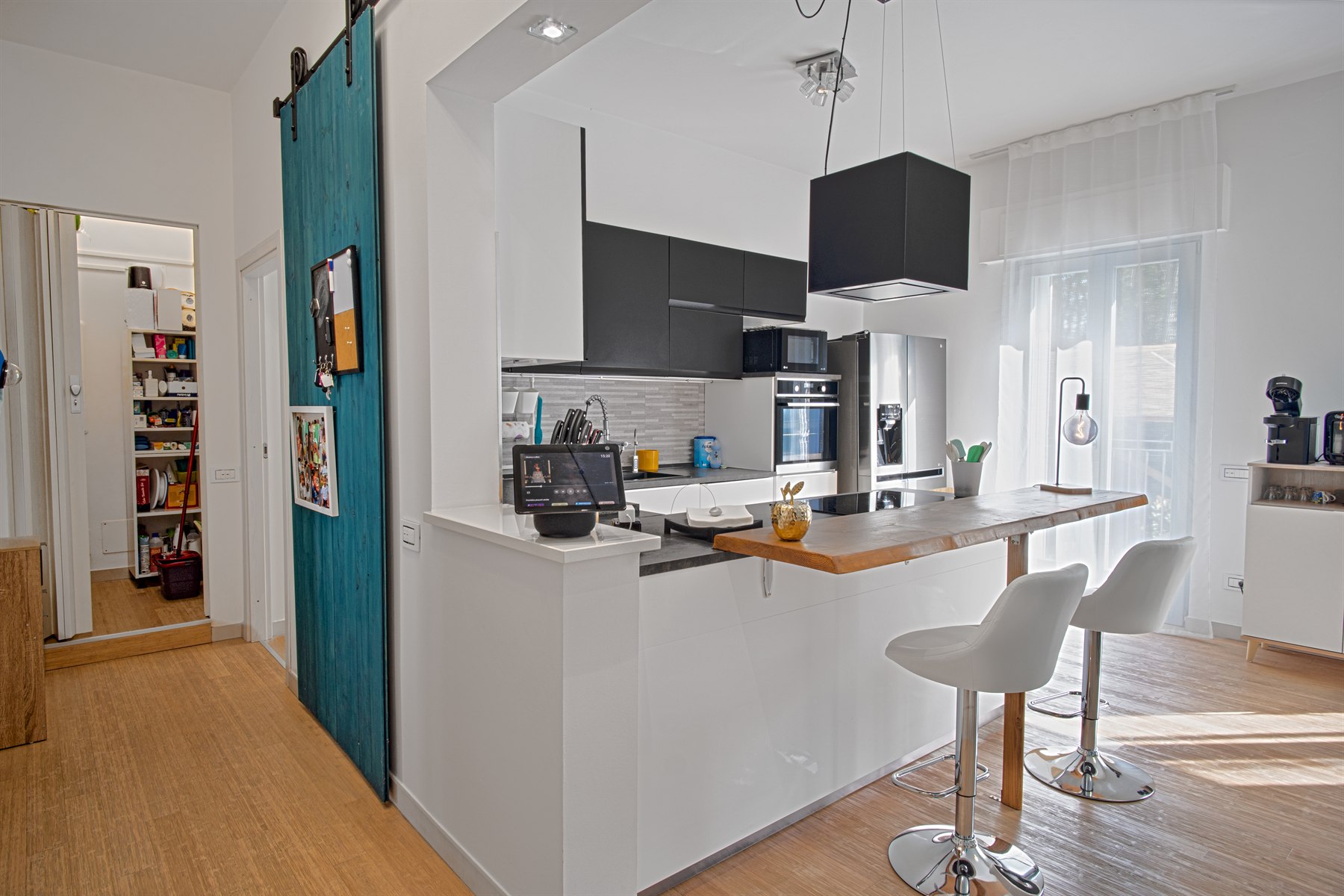 Cucina moderna con porta scorrevole blu