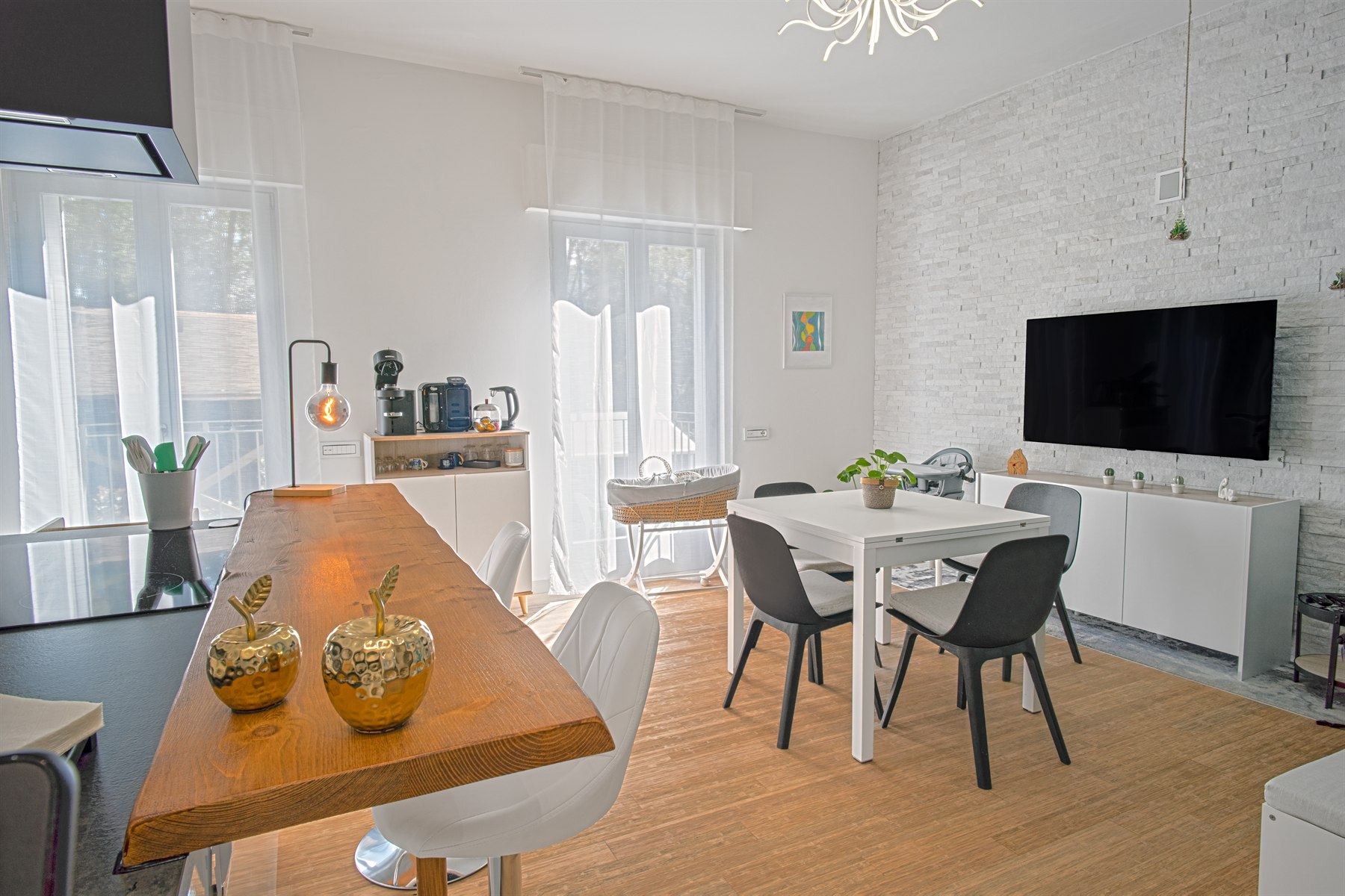 Zona pranzo e soggiorno luminosi