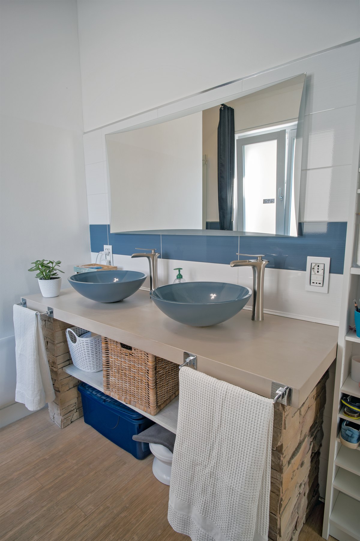 Bagno con doppio lavabo e specchio